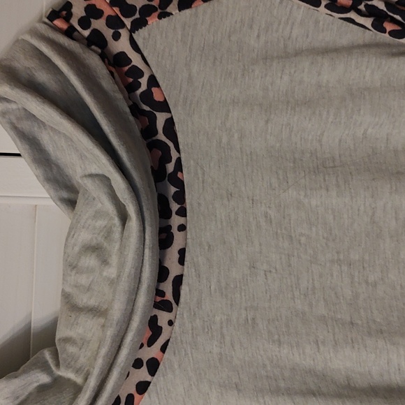 Long sleeve mock/cowl neck Animal Print top - Picture 2 of 4